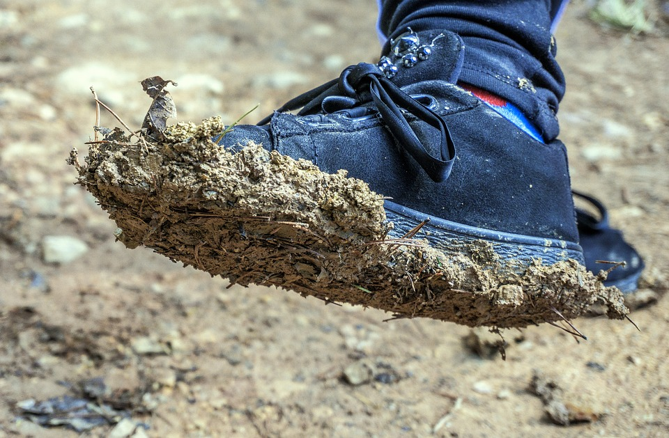 Грязные ботинки. Ботинки в грязи. Грязные туфли. Туфли в грязи. Грязь на подошве