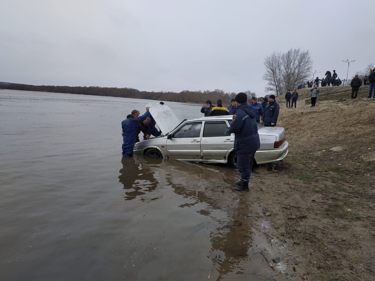 ДОН24 - Водитель не пострадала: в Ростовской области спасатели вытащили  утонувший в реке автомобиль