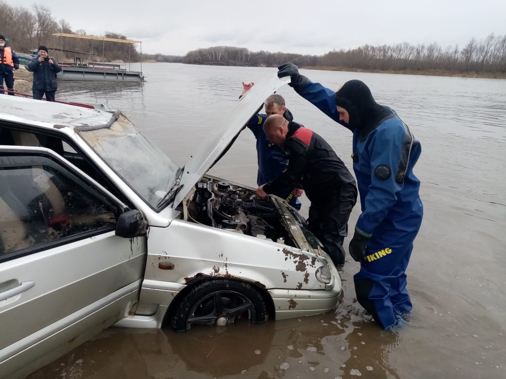 Утонули автомобили. Машина утонула в реке. Затонувший автомобиль в реке.