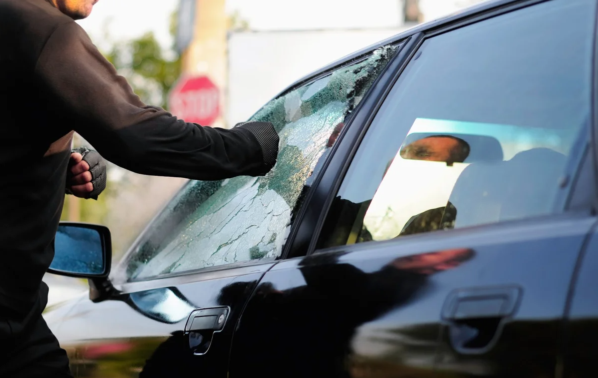 Украли машины деньги. Повредил чужую машину. Угнал авто разбив стекло. Кража из автомобиля.