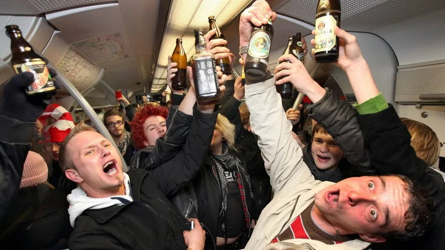 Пьяную после корпоратива. Пьянка в поезде. Пьянка в автобусе.