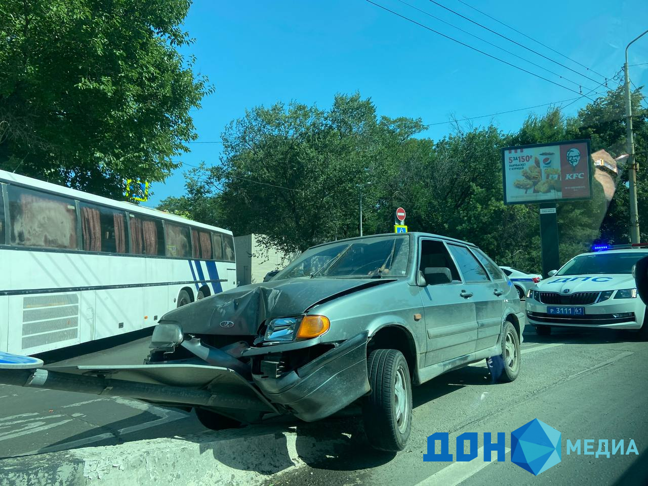 ДОН24 - Водитель без сознания: на улице Стадионной в Ростове легковушка  влетела в дорожный знак