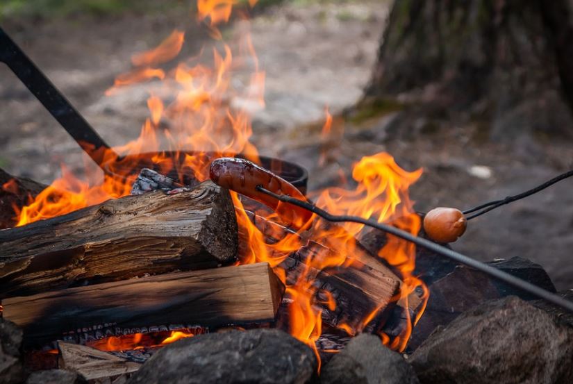 Burn better. Финский костер. Жечь костер. Туристический огонь. Разжигание костра в лесу шашлык.