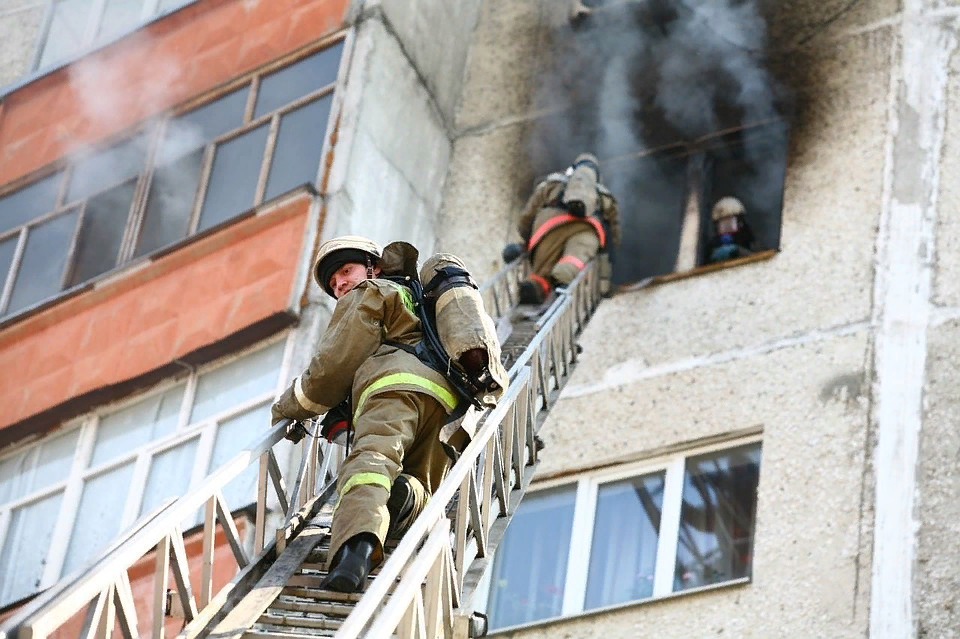 Штурмовая лестница Чернышева. Пожарный спасает. Спасение людей при пожаре. Пожарные спасают людей. Выносить испытания