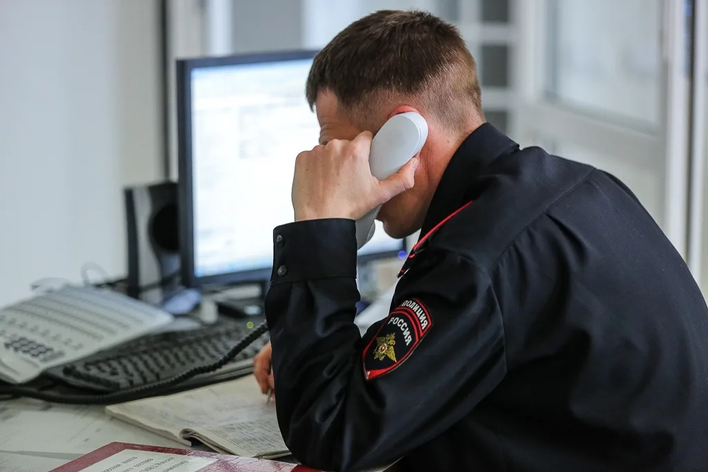 Руководитель мошенник. Звонок в полицию. Звоню в полицию. Дежурный МВД. Полицейский с телефоном.