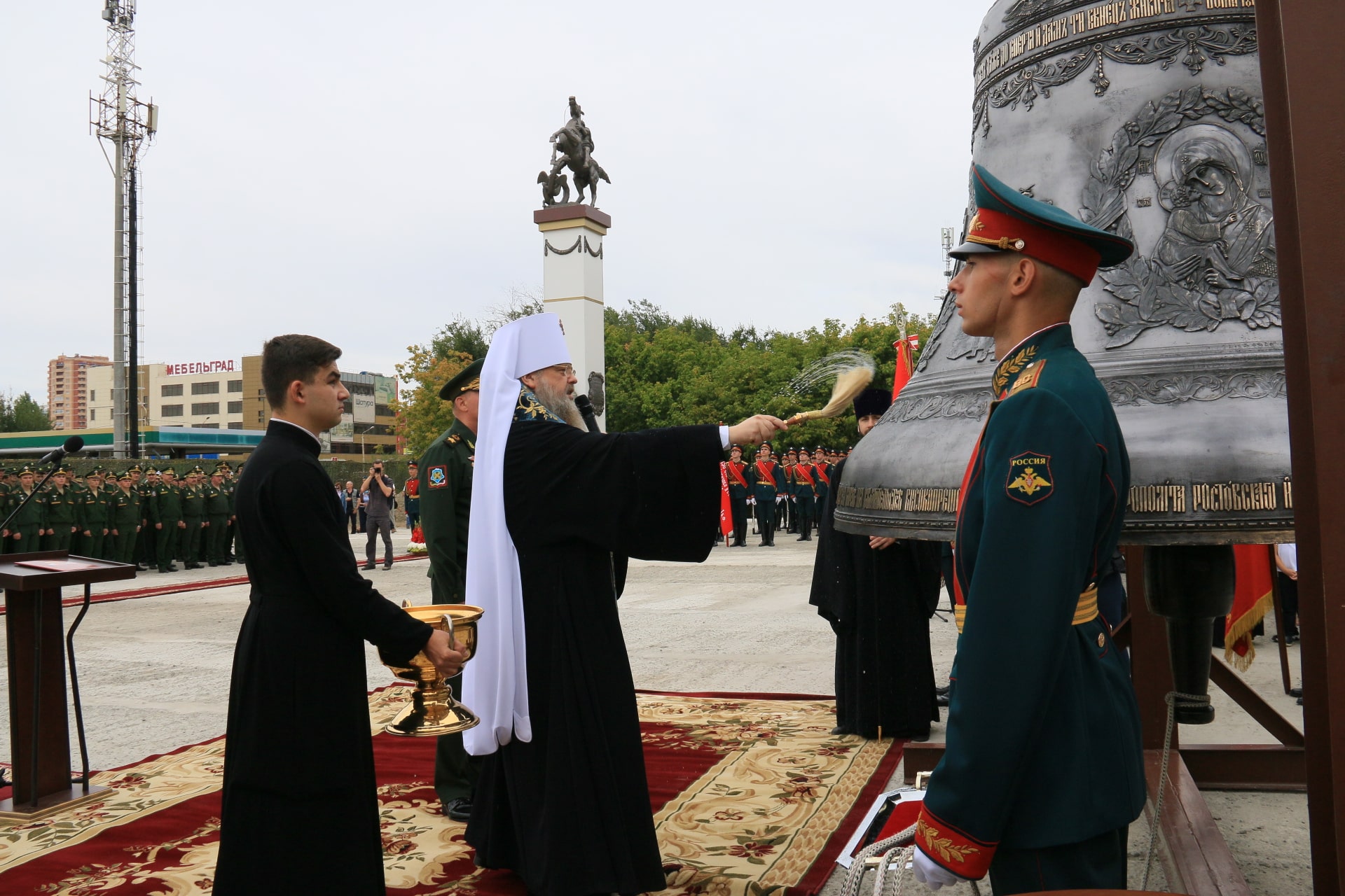 ДОН24 - Главный колокол храма Южного военного округа святого Георгия  Победоносца освятили в Ростове