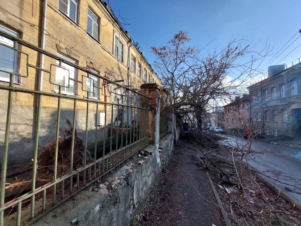 Буря в ростове на дону. Ураган в городе. Рухнул дом. Ураган в Ставрополе 14 01 22. Сильный ветер в городе.