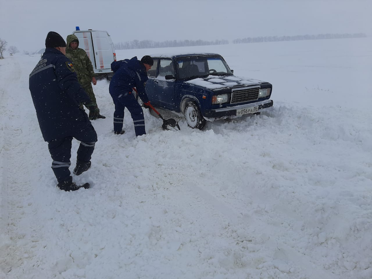 ДОН24 - Под Ростовом спасатели освободили из снежного плена три автомобиля