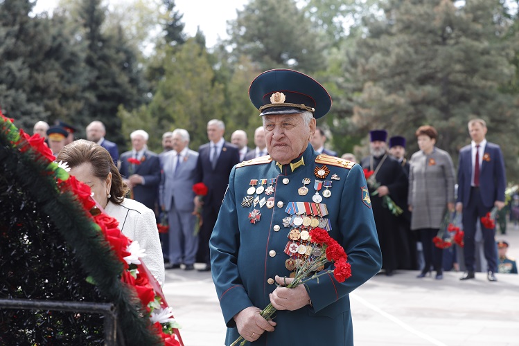 Носимо ростов. Возложение венков военными. Возложение венков в Ростове на Дону. Парад Победы в Москве 2022, возложение венков. Красная площадь мемориал городам воинской славы.