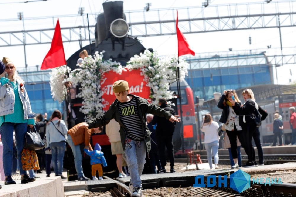 Поезд победы новый петергоф. Ретро поезд победа Ростов главный. Поезд Победы в Ростове на Дону 2022. Ретро поезд к 9 мая. Экскурсионный поезд Победы в Ростове.