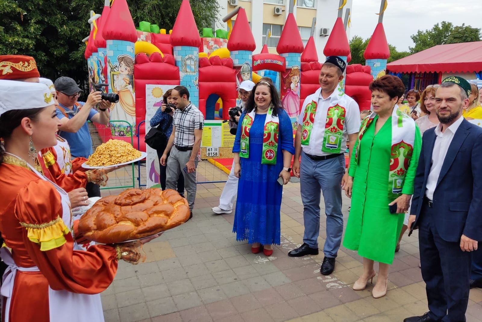 Давали праздник. Татары в Ростове на Дону. Сабантуй еда на праздник. Фестиваль народных промыслов. Сабантуй традиции.