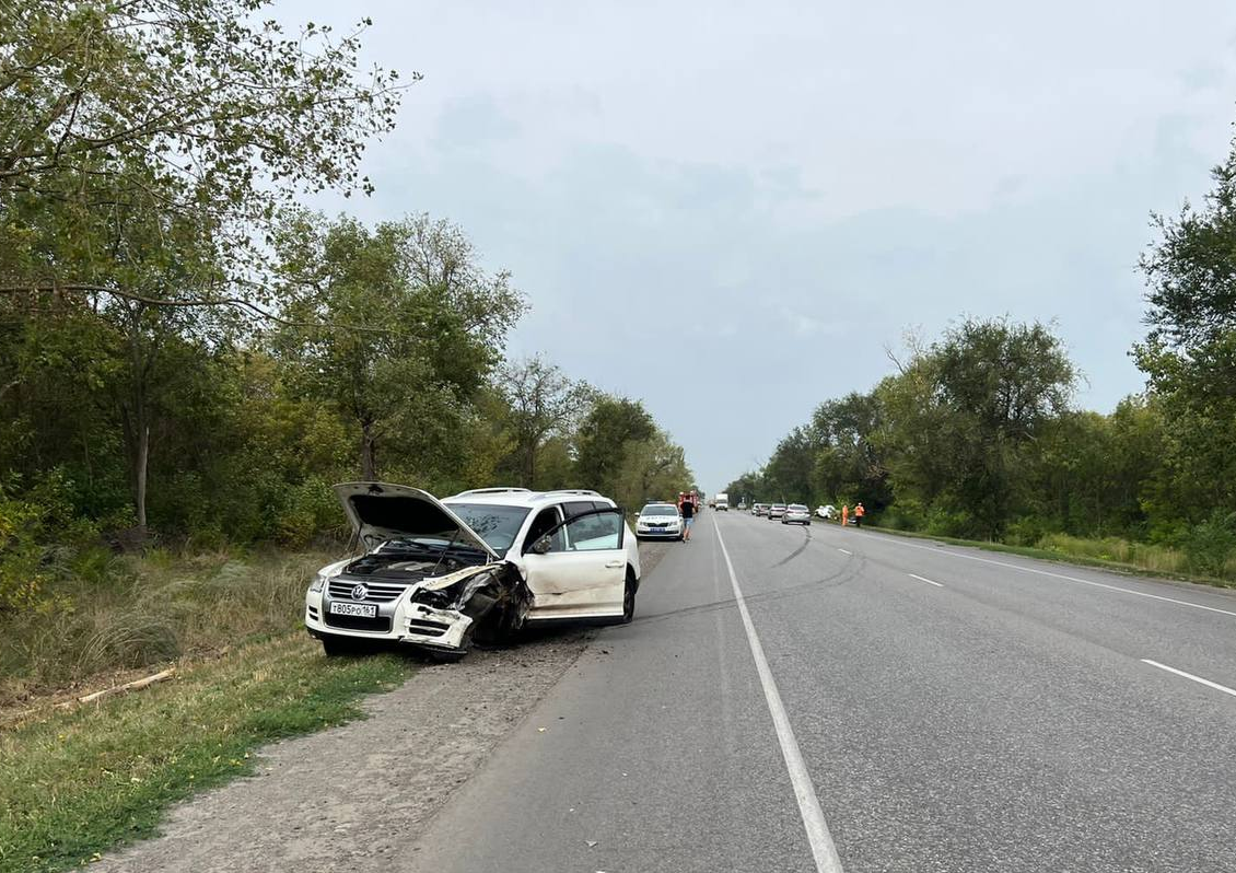 Автомобиль на трассе. Авария на трассе Ростов Ставрополь. Трасса Ростов Ставрополь. Девушка на трассе.