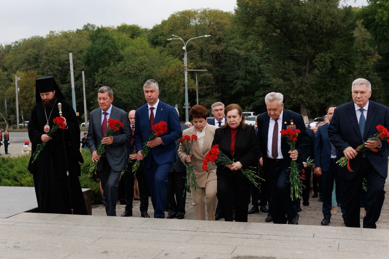 Ростов на дону новости сегодня последние события. Церемония возложения цветов. Возложение цветов к мемориалу. Возложение в г Ростов на Дону. Возложение цветов Ростов на Дону 24 год.