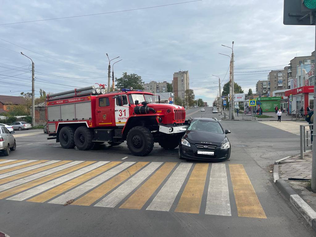 ДОН24 - Пожарная машина протаранила легковушку в Шахтах