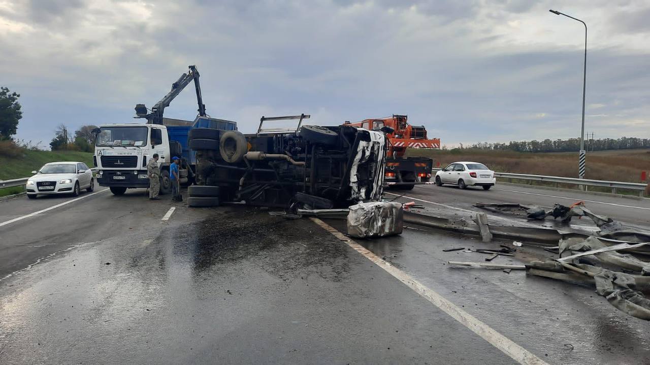 ДОН24 - Водитель в больнице: на трассе под Ростовом перевернулся мусоровоз,  врезавшись в отбойник