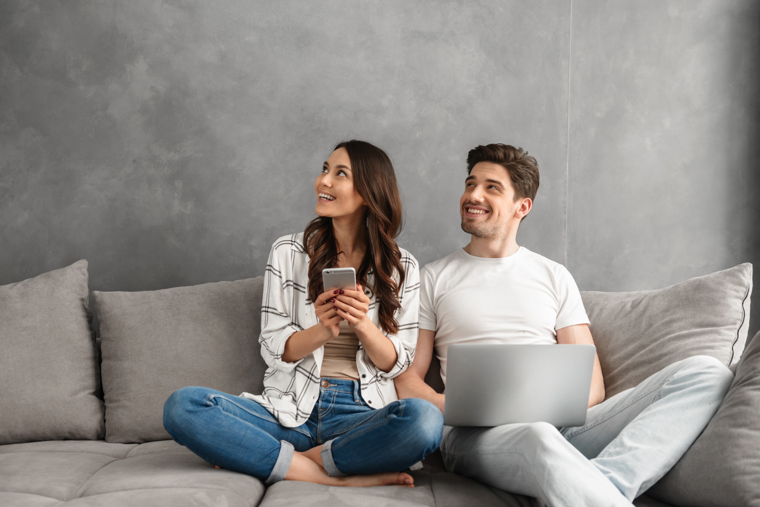 Включи бесплатный домашний. Домашний интернет. Man and woman sitting together. Man and woman sitting together Sofa Happy.