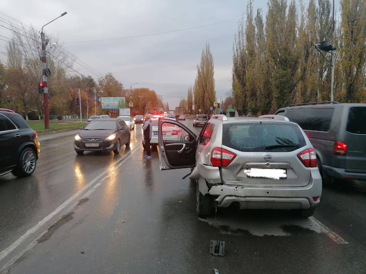 В Новочеркасске женщина пострадала в ДТП, врезавшись на авто в стоящую на  светофоре машину - ДОН24