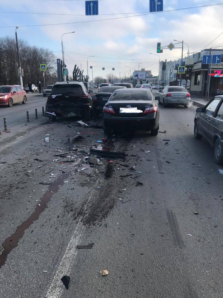 ДОН24 - Есть пострадавший: пять автомобилей столкнулись в Новочеркасске