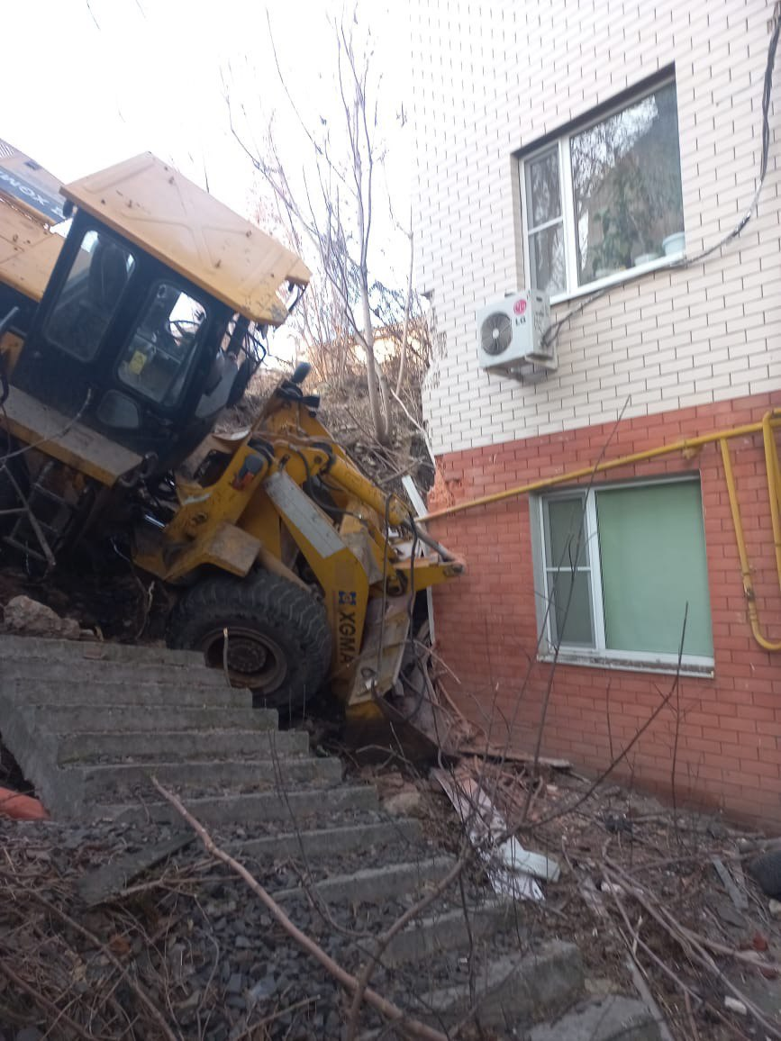 ДОН24 - В Ростове трактор врезался в угол пятиэтажки, повредив газовую трубу