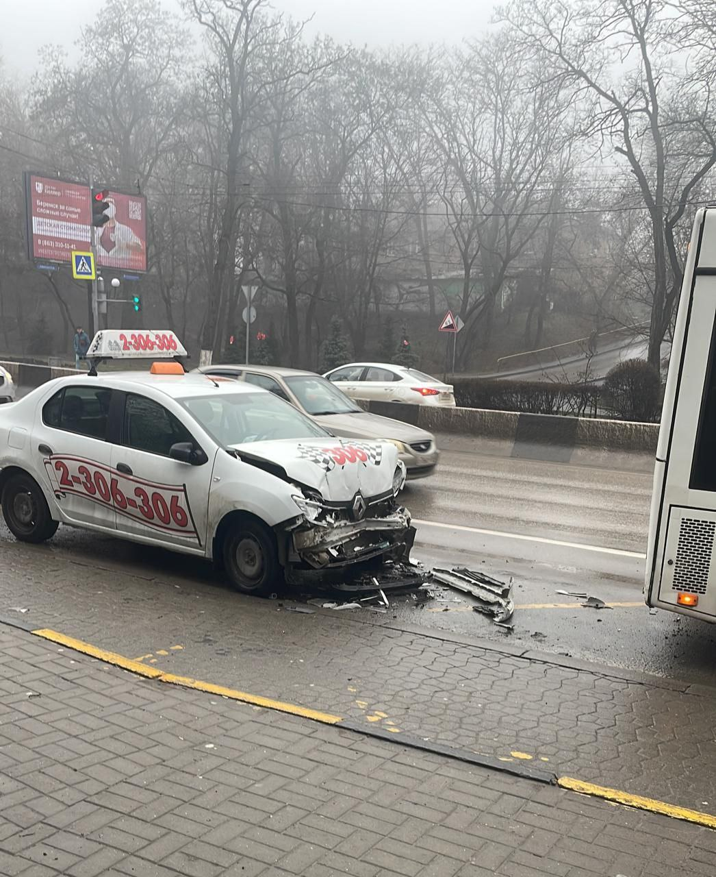 В Ростове иномарка влетела в заполненный автобус, стоявший на остановке -  ДОН24