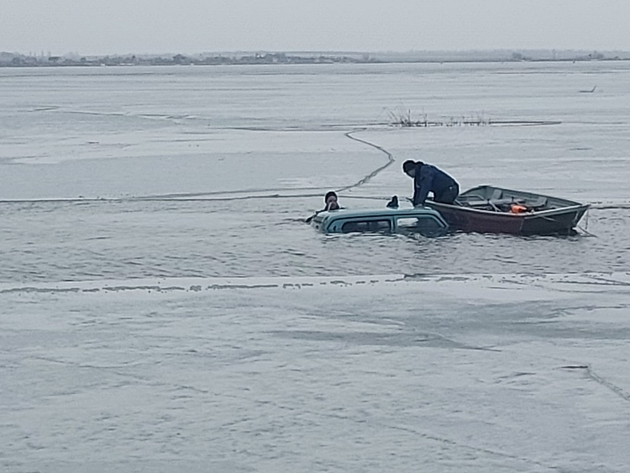 ДОН24 - Провалившийся под лед рыбак утонул вместе с автомобилем в  Ростовской области