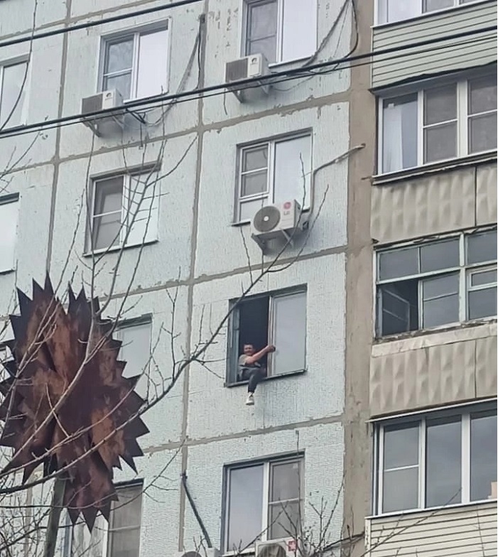Чуть не выпал. Парень выпал из окна Новочеркасске. Мальчик выпал из окна школы. Пожарные спасают жизни людей!. Парень выпал из окна на видео.