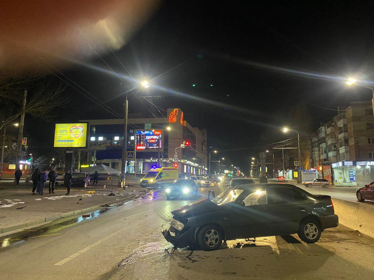 ДОН24 - В ГИБДД сообщили подробности ночной аварии на проспекте Стачки в  Ростове