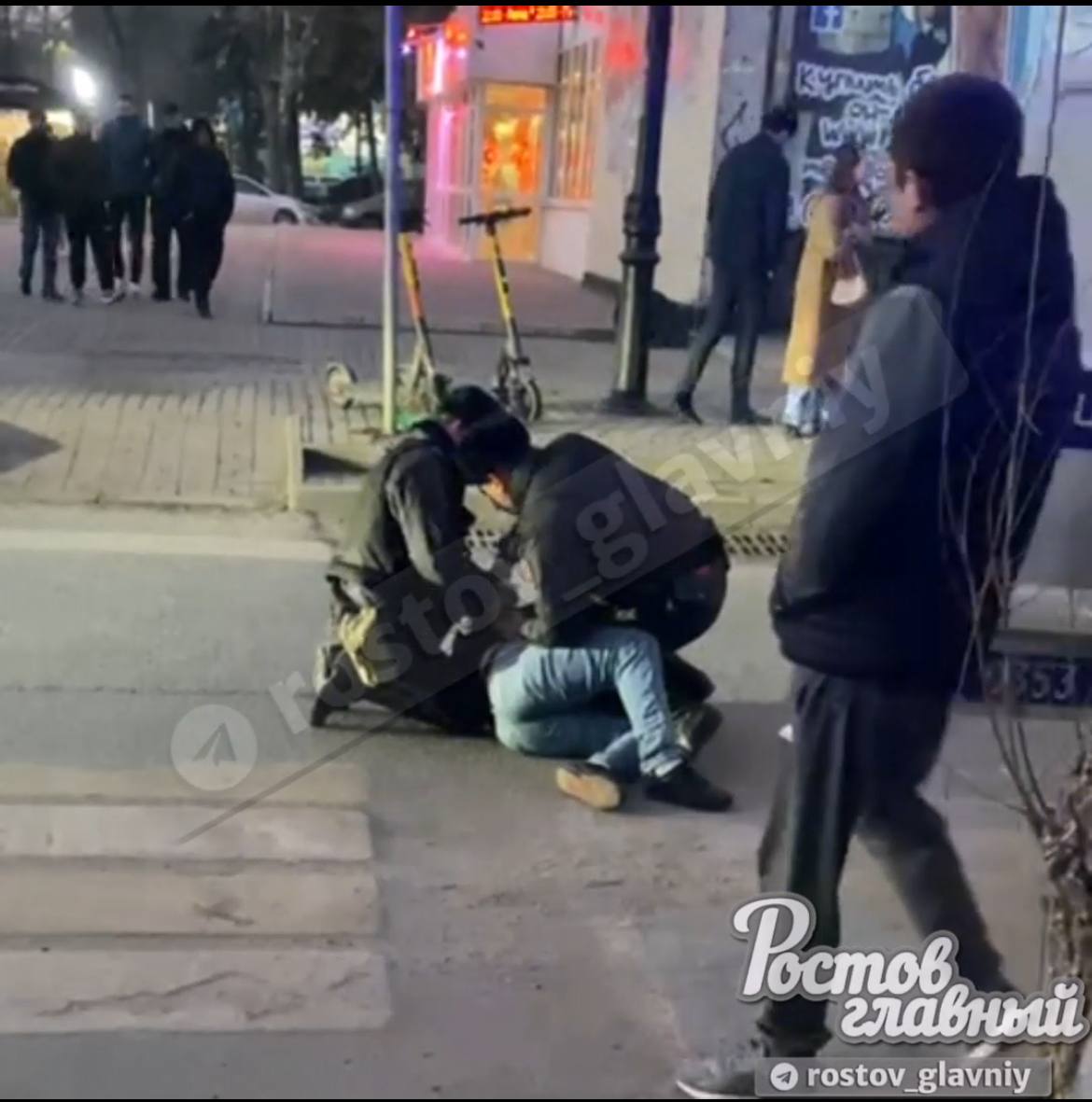 Ростов аресты. 3 Парня на улице. Арест фото. Полиция арестовала мужчину.