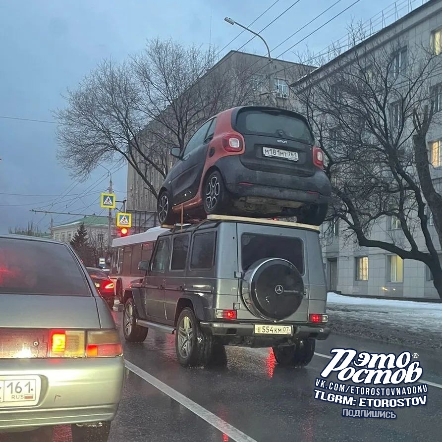 ДОН24 - Это уже тренд: в Ростове замечена вторая машина, перевозившая на крыше  автомобиль