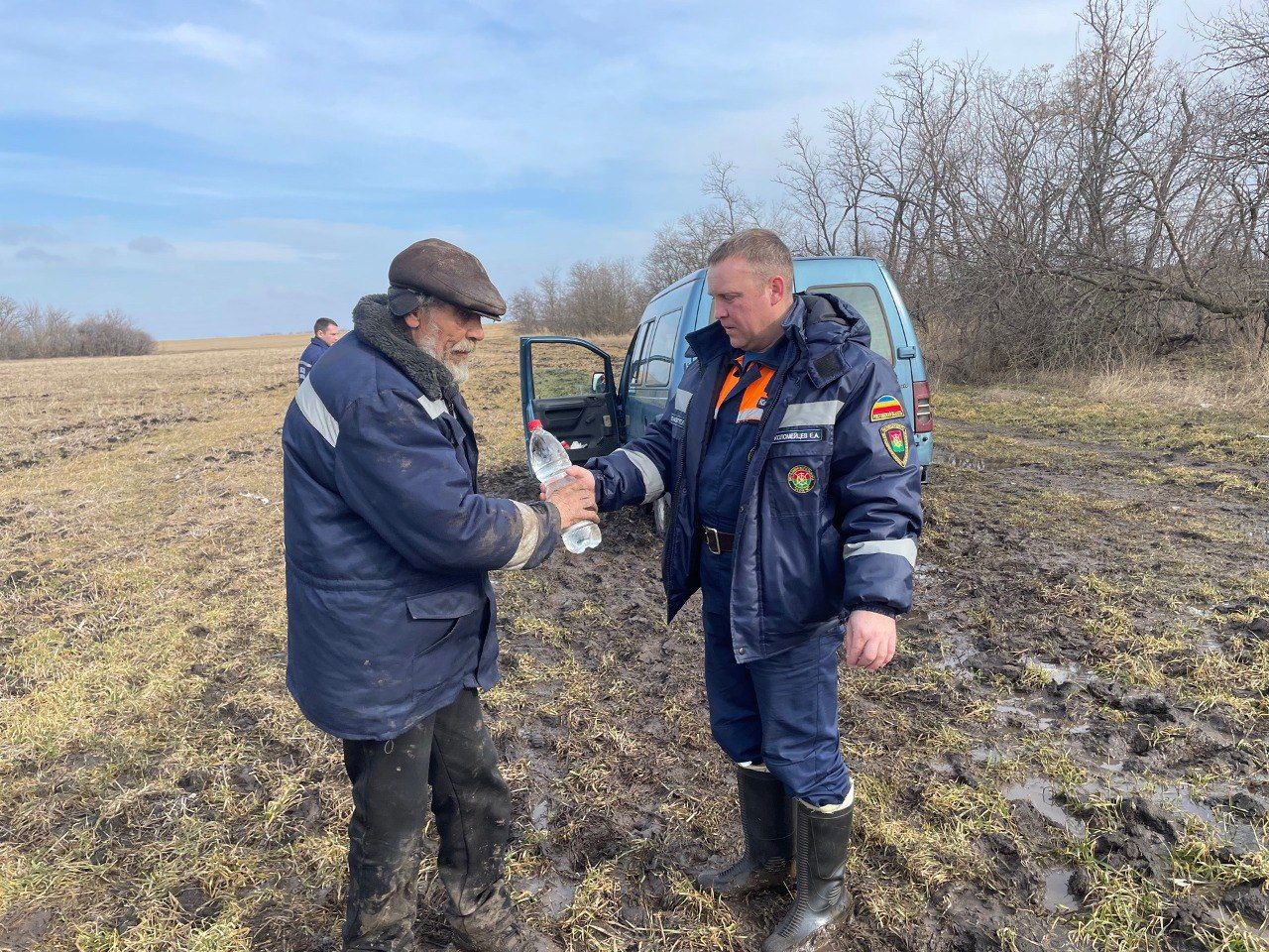 Спасатели. Спасатели на воде. Дорожные организации в распутицу. Спасательские машины и люди.