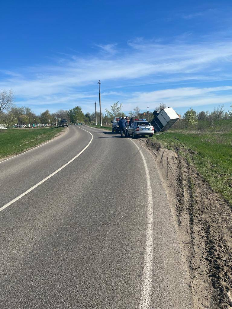 ДОН24 - В Каменском районе «Газель» перевернулась на въезде в поселок  Глубокий