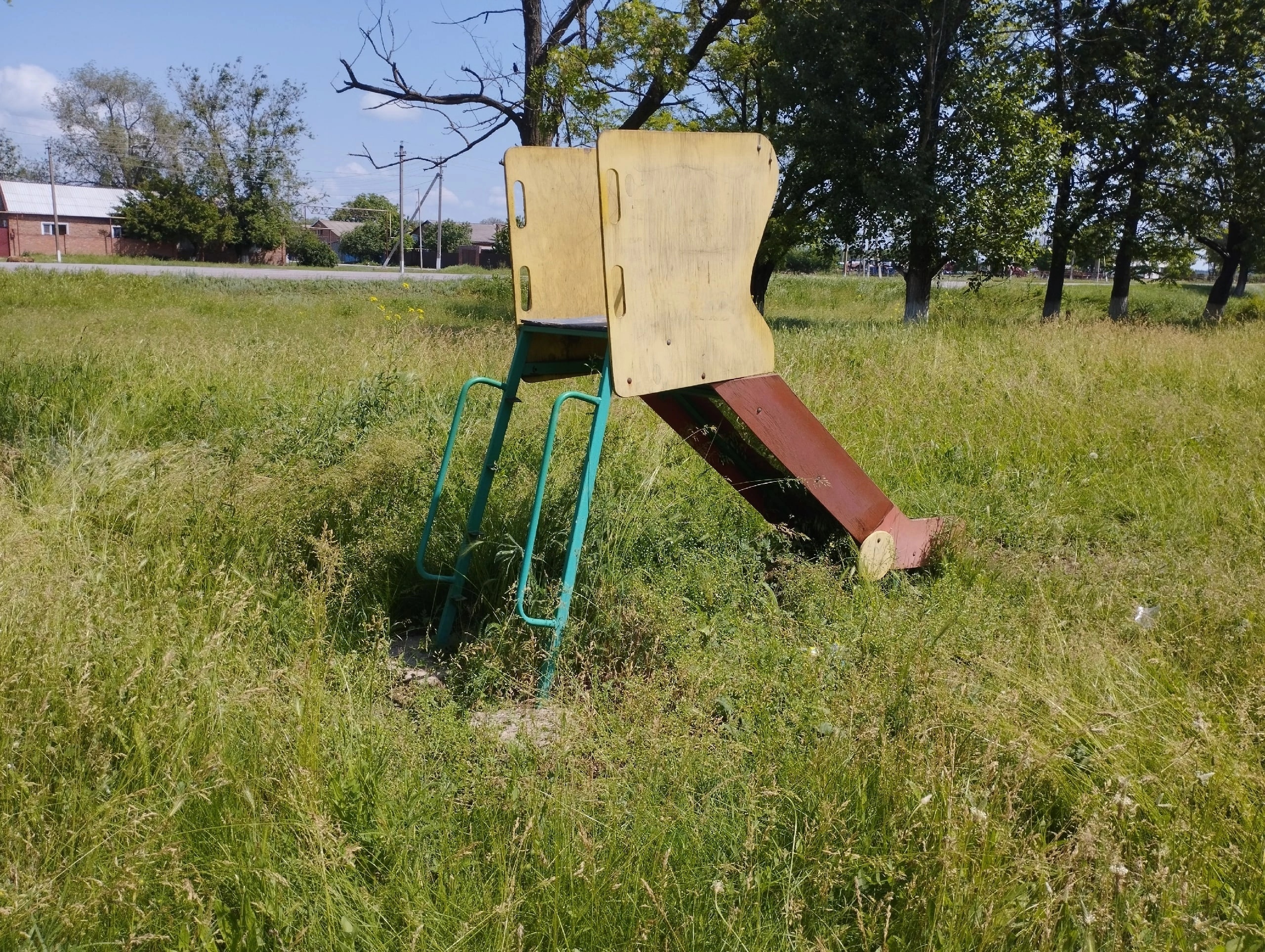 Погода пап. Травка детская площадка. Погода детские площадки. Погода на детской площадке. Фото высокой травы на детской площадке.