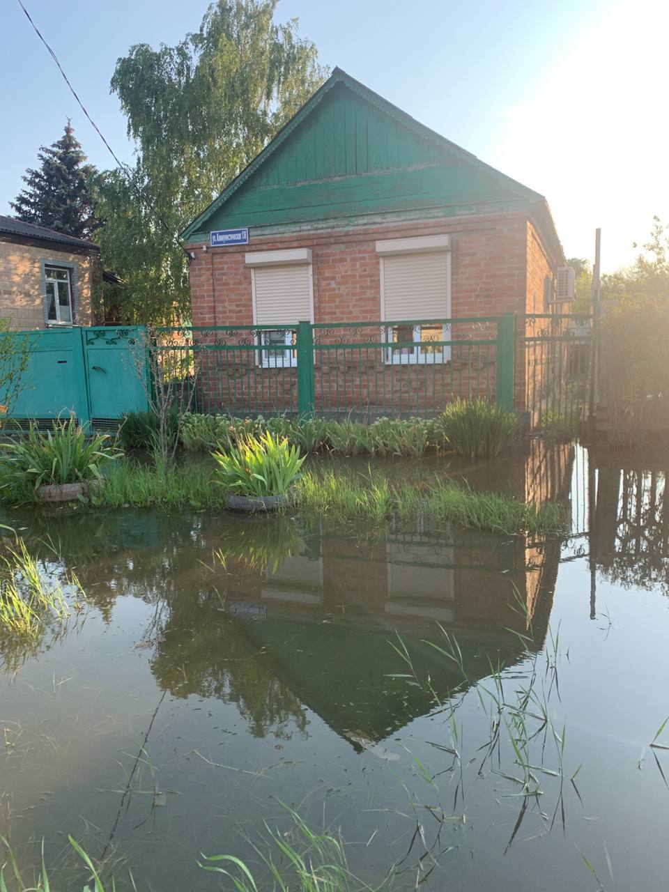 ДОН24 - «Уплыл вместе с водой»: батайчанка после каждого дождя живет по  щиколотку в воде