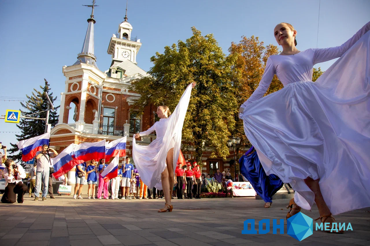 ДОН24 - В Азове на Петровском бульваре отпраздновали День Государственного  флага Российской Федерации