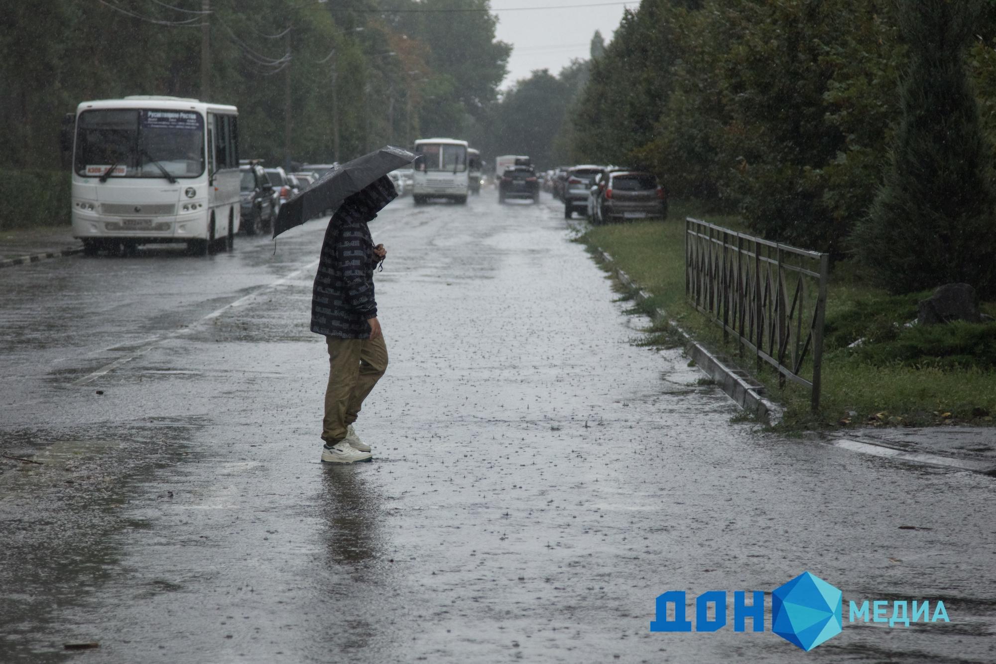 ДОН24 - Подтопления по всему городу: из-за ливня затопило улицы Азова