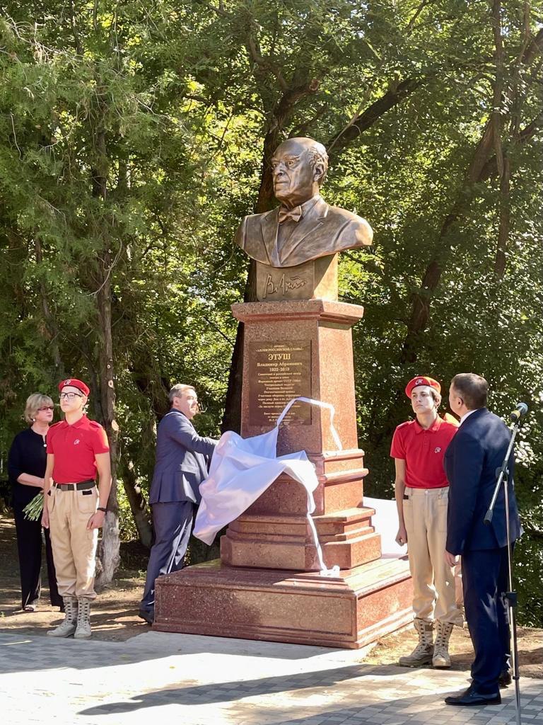 ДОН24 - Памятник Владимиру Этушу открыли в Аксае на территории  мемориального комплекса «Переправа»