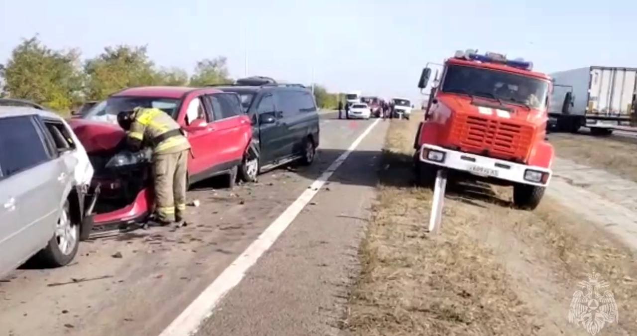 ДОН24 - На Дону шесть машин попали в ДТП, сотрудники МЧС оказали первую  помощь пострадавшим